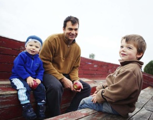 Familles faisant une promenade en tracteur à travers les vergers, une activité populaire.